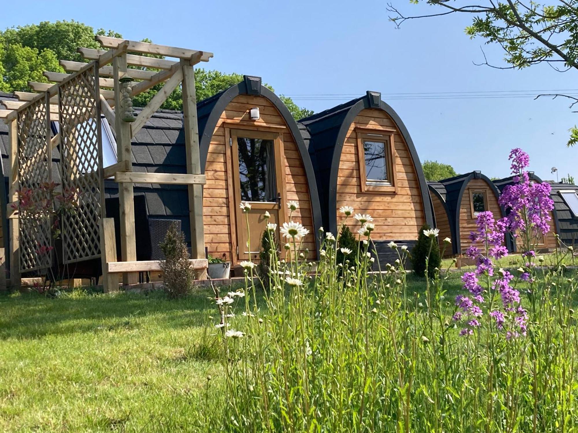 Leighton  Rabbit Glamping Pod School House Farm酒店 外观 照片